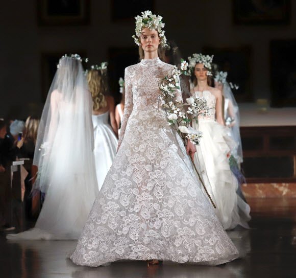 12일(현지시간) 미국 뉴욕에서 열린 ‘브라이들 패션 위크(Bridal Fashion Week)’에서 모델들이 디자이너 림 아크라(Reem Accra)의 웨딩드레스 컬렉션을 선보이고 있다. AP 연합뉴스