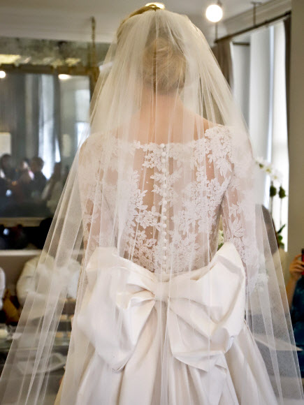 12일(현지시간) 미국 뉴욕에서 열린 ‘브라이들 패션 위크(Bridal Fashion Week)’에서 모델이 디자이너 로모나 케베자(Romona Keveza)의 웨딩드레스를 선보이고 있다. AP 연합뉴스