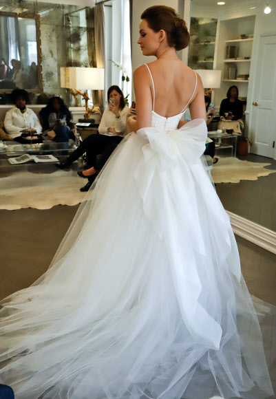 12일(현지시간) 미국 뉴욕에서 열린 ‘브라이들 패션 위크(Bridal Fashion Week)’에서 모델이 디자이너 로모나 케베자(Romona Keveza)의 웨딩드레스를 선보이고 있다. AP 연합뉴스