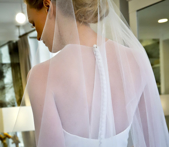 12일(현지시간) 미국 뉴욕에서 열린 ‘브라이들 패션 위크(Bridal Fashion Week)’에서 모델이 디자이너 로모나 케베자(Romona Keveza)의 웨딩드레스를 선보이고 있다. AP 연합뉴스