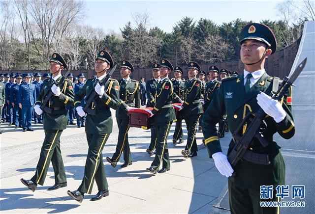 중국 인민해방군이 지난달 29일 랴오닝성 선양의 항미원조 열사능원에서 한국으로부터 인도받은 중국군 유해 안장 의식을 열고 있다. 신화사