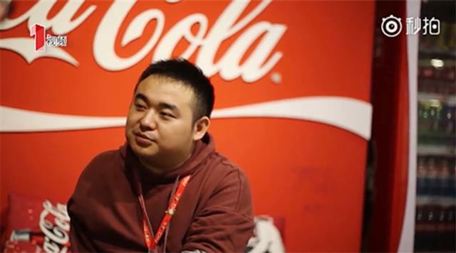 2008년 쓰촨 대지진으로 80시간을 갇혀 있다가 구조됐던 쉐샤오. 구조 직후 ‘코카콜라’를 찾았던 그는 이후 코카콜라 중국지사에 입사했다. 동영상 캡처