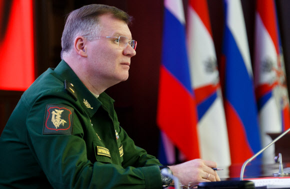 이고르 코나셴코프 러시아 국방부 대변인이 미국의 시리아 공습에 대해 언론 브리핑을 하고 있다. 2018.4.14  AP=연합뉴스