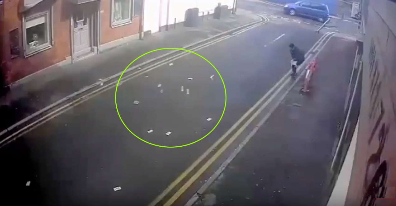 훔친 돈을 주머니 속에 제대로 넣지 않은 채 도망가다 길바닥에 날려버린 한 강도 모습(유튜브 영상 캡처)