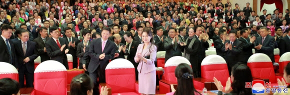 북한 리설주, 중국 발레단 공연 관람