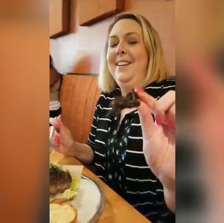 타란툴라 햄버거를 먹는 한 여성 모습(유튜브 영상 캡처)