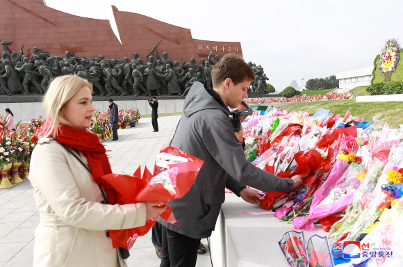 김일성 동상에 꽃 놓는 외국인들