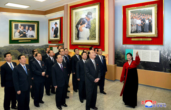만경대 방문한 당 간부들
