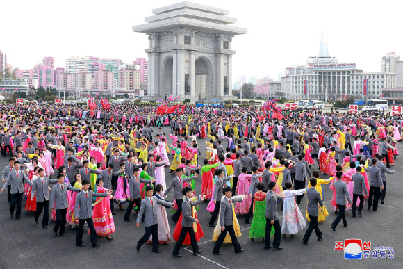 북한 태양절 맞아 열린 무도회