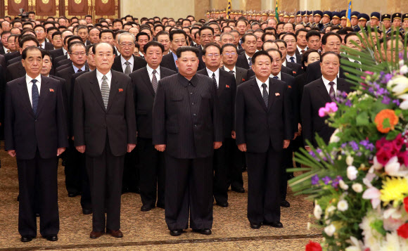 태양절 맞아 금수산태양궁전 찾은 김정은