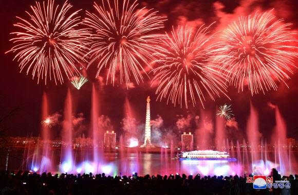 북한 태양절 축하 불꽃놀이
