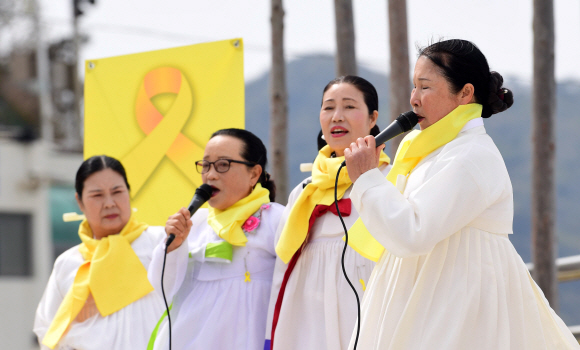 세월호 참사 4주기인 16일 전남 진도항에서 진도아리랑보존회 소속 회원들이 세월호 추모곡을 부르고 있다. 2018. 4. 16 정연호 기자  tpgod@seoul.co.kr