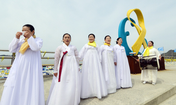 세월호 참사 4주기인 16일 전남 진도항에서 진도아리랑보존회 소속 회원들이 세월호 추모곡을 부르고 있다. 2018. 4. 16 정연호 기자  tpgod@seoul.co.kr