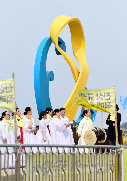 세월호 참사 4주기인 16일 전남 진도항에서 진도아리랑보존회 소속 회원들이 세월호 추모곡을 부르고 있다. 2018. 4. 16 정연호 기자  tpgod@seoul.co.kr