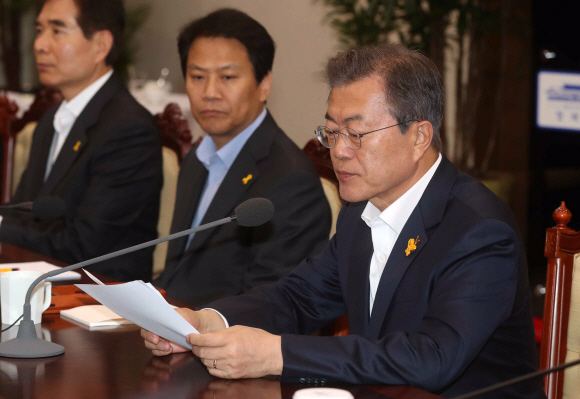 문재인 대통령이 16일 청와대 여민관에서 수석보좌관회의를 주재하고 있다. 2018. 04. 16 안주영 기자 jya@seoul.co.kr
