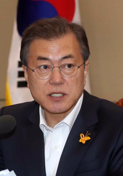 문재인 대통령이 세월호 참사 4주기인 16일 오후 청와대 여민관에서 열린 수석ㆍ보좌관회의에 노란 나비 모양의 리본을 왼쪽 가슴에 달고 회의를 주재하고 있다. 2018. 04. 16 안주영 기자 jya@seoul.co.kr