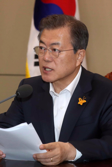 문재인 대통령이 세월호 참사 4주기인 16일 오후 청와대 여민관에서 열린 수석ㆍ보좌관회의 노란 나비 모양의 리본을 왼쪽 가슴에 달고 회의를 주재하고 있다. 2018. 04. 16 안주영 기자 jya@seoul.co.kr