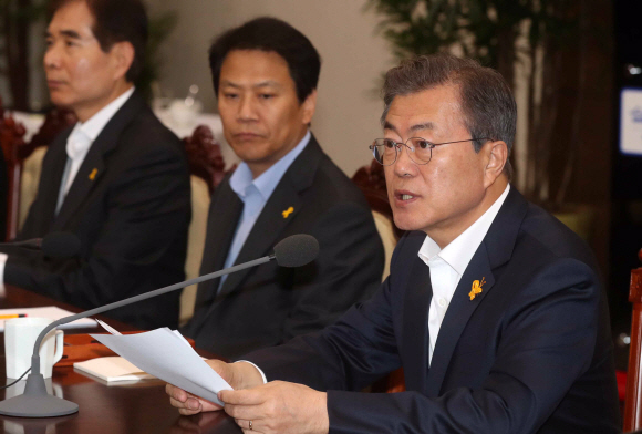문재인 대통령이 세월호 참사 4주기인 16일 오후 청와대 여민관에서 열린 수석ㆍ보좌관회의에 노란 나비 모양의 리본을 왼쪽 가슴에 달고 회의를 주재하고 있다. 2018. 04. 16 안주영 기자 jya@seoul.co.kr