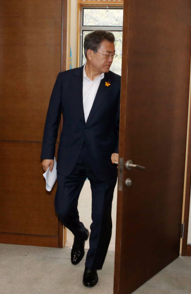 문재인 대통령이 세월호 참사 4주기인 16일 오후 청와대 여민관에서 열린 수석ㆍ보좌관회의에 노란 나비 모양의 리본을 왼쪽 가슴에 달고 회의에 참석하고 있다. 2018. 04. 16 안주영 기자 jya@seoul.co.kr