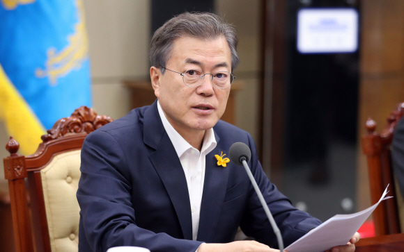문재인 대통령이 16일 오후 청와대에서 열린 수석보좌관회의에서 발언을 하고 있다. 2018. 04. 16 안주영 기자 jya@seoul.co.kr