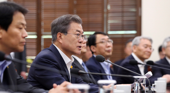 문재인 대통령이 16일 오후 청와대에서 열린 수석보좌관회의에서 발언을 하고 있다. 2018. 04. 16 안주영 기자 jya@seoul.co.kr