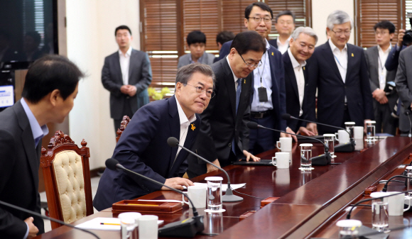 문재인 대통령이 16일 오후 청와대에서 열린 수석보좌관회의에 참석하고 있다. 2018. 04. 16 안주영 기자 jya@seoul.co.kr