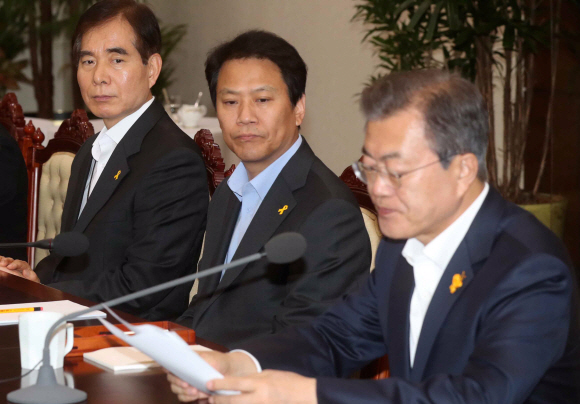 임종석  비서실장이 세월호 참사 4주기인 16일 오후 청와대 여민관에서 열린 문 대통령의 수석ㆍ보좌관회의를 지켜보고 있다. 이날 대통령 등 수석.보좌관들은 왼쪽 가슴에  노란 나비 모양의 리본을  달고 수석보좌관회의에 참석했다. 2018. 04. 16 안주영 기자 jya@seoul.co.kr