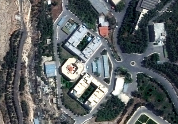 15일(현지시간) 민간 위성업체 디지털글로브가 공개한 서방의 공습 전 다마스쿠스 외곽의 바르자 연구개발센터 모습. 디지털글로브 제공