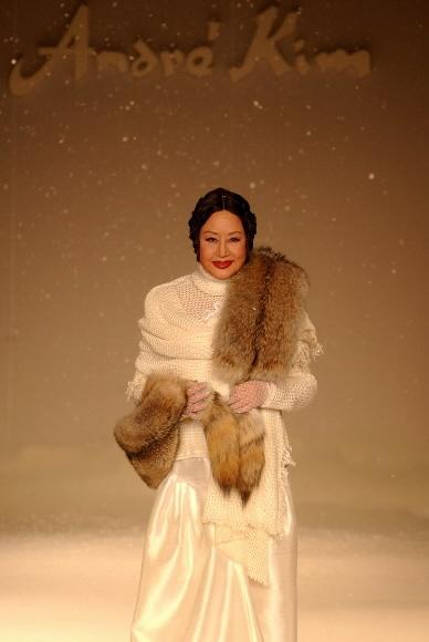 앙드레김 패션쇼의 원로배우 최은희