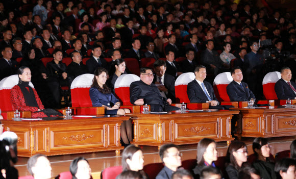 김정은 북한 노동당 위원장과 부인 리설주가 지난 16일 동평양대극장에서 중국예술단의 발레무용극 붉은 녀성중대를 관람했다고 조선중앙통신이 17일 보도했다.  연합뉴스