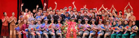 김정은 북한 노동당 위원장과 부인 리설주가 지난 16일 동평양대극장에서 중국예술단의 발레무용극 붉은 녀성중대를 관람했다고 조선중앙통신이 17일 보도했다.  연합뉴스