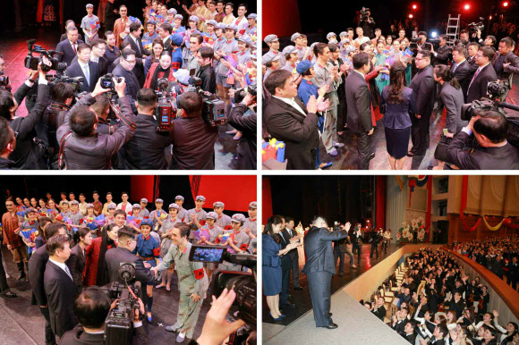 김정은 북한 노동당 위원장이 16일 방북한 중국 예술단의 발레무용극 ’붉은 여성중대’를 부인 리설주와 함께 관람한 뒤 출연진과 일일이 악수를 하고 공연 성과를 축하했다고 노동신문이 17일 보도했다.  연합뉴스