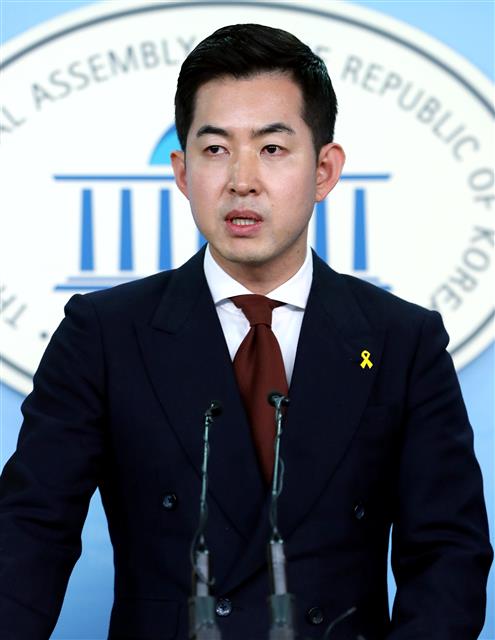 ’땅콩회항’ 사건으로 공황장애 등을 호소한 박창진 전 대한항공 사무장이 17일 오후 서울 여의도 국회 정론관에서 열린 대한항공 3세 갑질 비행(非行) 처벌 촉구 정의당 심상정-전국공공운수노조 공동기자회견에서 발언을 하고 있다.  뉴스1