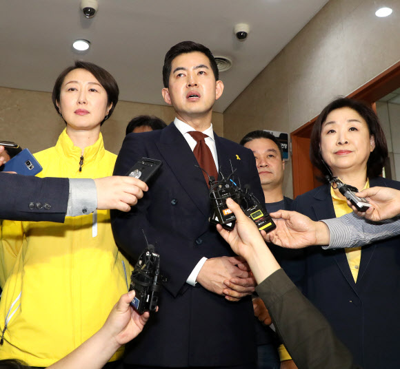 박창진 대한항공 전 사무장(가운데)이 17일 오후 국회 정론관에서 열린 ’대한항공 3세 갑질 비행 처벌하라’ 정의당 심상정 의원·전국공공운수노동조합 공동 기자회견을 마치고 취재진의 질문에 답하고 있다.  연합뉴스