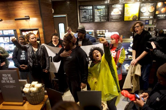 지난달 16일(현지시간) 미국 필라델피아 커피전문점 스타벅스 점원의 인종차별적 행위에 분노한 시민들이 해당 매장에서 항의 시위를 하고 있다. 로이터 연합뉴스