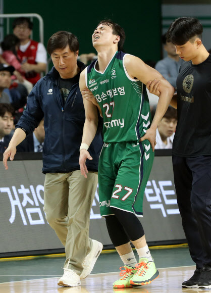 2017~18시즌 프로농구 챔피언 결정 5차전에서 부상을 당한 김현호(DB)가 고통스러운 표정으로 벤치로 걸어가고 있다. 원주 연합뉴스