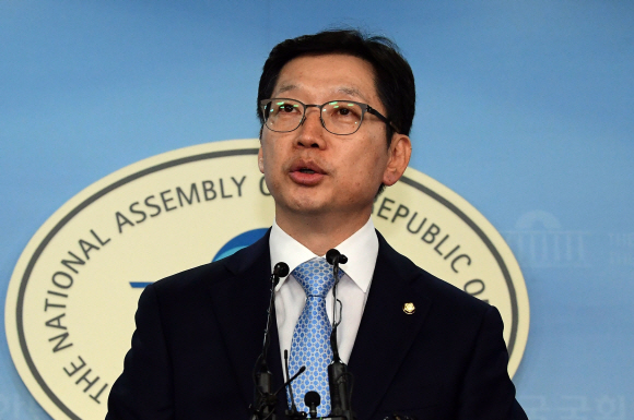 지난 16일 김경수 의원이 국회에서 기자회견을 열고 더불어민주당원 댓글조작 사건에 연루됐다는 의혹을 부인하고 있다.<br>이종원 선임기자 jongwon@seoul.co.kr