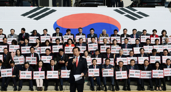 야당은 17일 더불어민주당 당원의 인터넷 댓글 조작 사건에 대해 강력히 항의하며 공세를 이어 갔다. 김성태(가운데) 한국당 원내대표가 국회에서 소속 의원이 참석한 가운데 ‘대한민국 헌정수호 자유한국당 투쟁본부 출정식’을 열고 발언하고 있는 모습. 이종원 선임기자 jongwon@seoul.co.kr