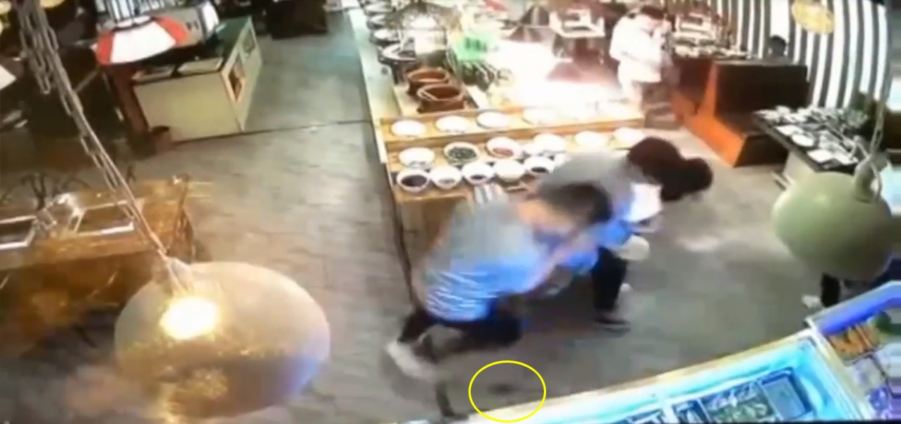 중국 한 식당에서 쥐 한 마리가 돌아다니는 모습을 보고 놀라 황급히 도망치는 손님(유튜브 영상 캡처)
