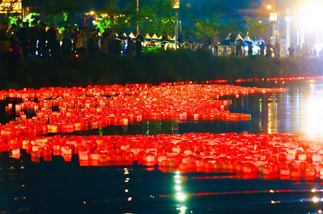 작년 서울장미축제 전야제 행사에서 중랑천 일대에 띄운 LED 장미 소원 꽃등.<br>중랑구 제공