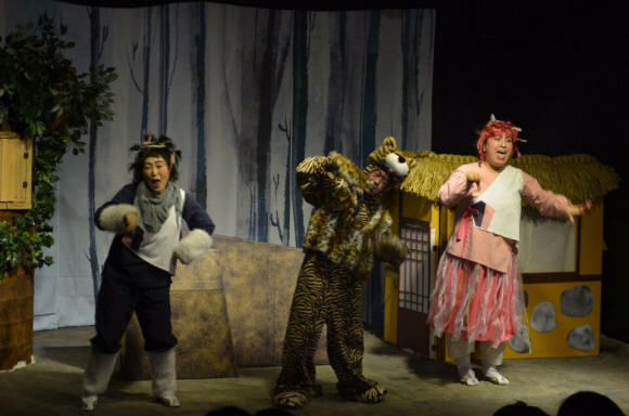 어린이 전용 소극장 ‘아띠’에서 창작동화극이 공연되고 있다.