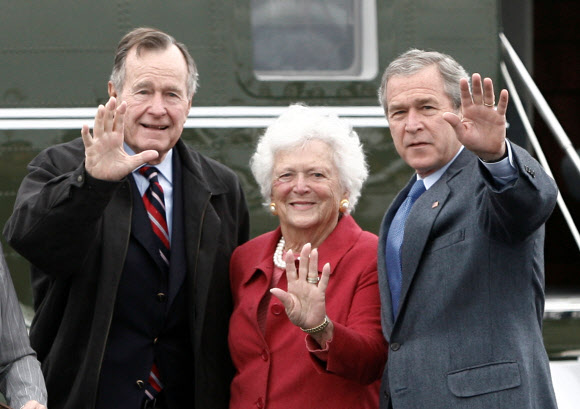 바버라 부시(가운데)가 2007년 4월 8일 남편 조지 H W 부시(왼쪽) 전 미국 대통령, 장남 조지 W 부시 당시 대통령과 함께 부활절 예배에 참석하려고 미국 텍사스주 포트후드에 도착해 손을 흔들어 인사하고 있다. 포트후드 로이터 연합뉴스