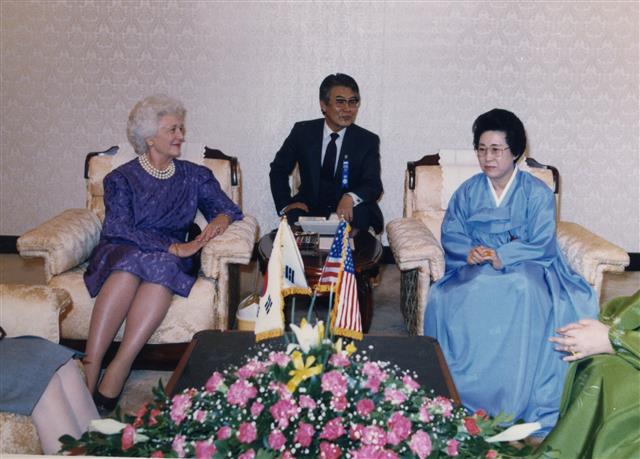 1989년 2월 27일 방한한 바버라(왼쪽)가 국회 접견실에서 김재순 당시 국회의장의 부인 이용자씨와 환담하는 모습. 국회도서관 제공