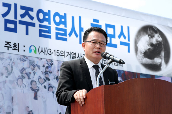 11일 오후 경남 창원 마산합포구 중앙부두 김주열 열사 시신 인양지에서 열린 제58주년 4·11민주항쟁 기념 및 김주열열사 추모식에서 나덕주 남원 김주열열사기념사업회장이 기념사하고 있다. 2018.4.11   연합뉴스