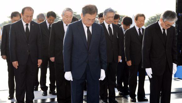 문재인 대통령이 19일 서울 국립 4.19 민주묘지를 방문, 4.19 기념탑에 헌화 분향후 묵념 하고 있다.  청와대사진기자단