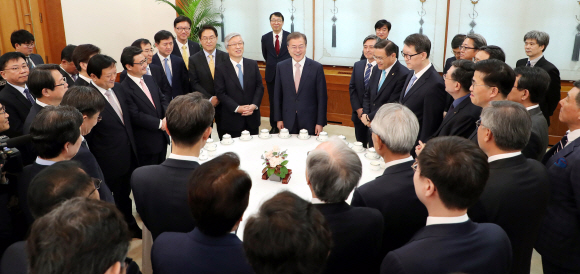 문재인 대통령이 19일 낮 청와대에서 열린 언론사 사장단 오찬 간담회에 앞서 환담 하고 있다.  안주영 기자 jya@seoul.co.kr