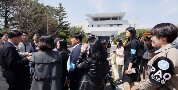 18일 오전 남북정상회담을 앞두고 판문점 투어에 나선 기자들이 평화의집을 살펴보고 있다.  청와대사진기자단