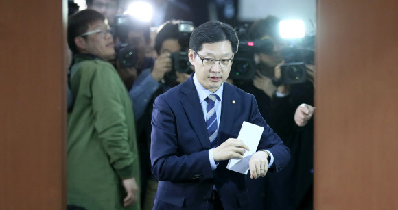 댓글조작 사건에 연루됐다는 의혹을 받는 더불어민주당 김경수 의원이 19일 오후 경남지사 출마 관련 입장발표를 하기위해 국회 정론관에 들어서고 있다. 2018.4.19 연합뉴스.