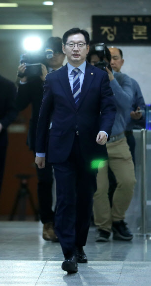 김경수, ‘입장을 밝히기 위해’