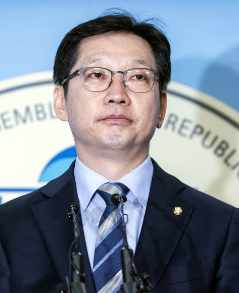 입술 굳게 다문 김경수 의원